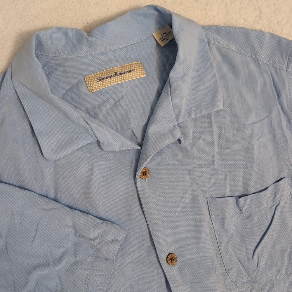 Tommy Bahama Original Fit 100% Viscose Hawaiian Button Up Men's L Baby Blue